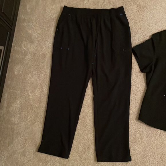 Black Scrubs - Picture 2 of 3